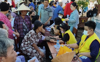 Hành trình đầy yêu thương đến với đồng bào Chăm