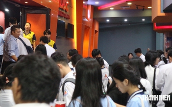 Khai giảng xong nhưng không về, cả trăm học sinh kéo nhau đi đâu?