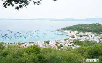Mang yêu thương đến xã đảo Nhơn Châu