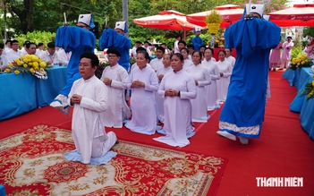 Tín đồ Cao Đài cầu siêu cho anh hùng liệt sĩ tại Công viên Lê Thị Riêng