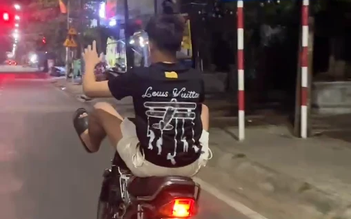 Xử lý thanh niên 17 tuổi đầu trần lái xe máy bằng 2 chân ở Phú Yên