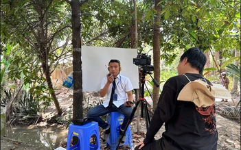 Cặp đôi trẻ 'hóa người tí hon' để kể chuyện thiên nhiên