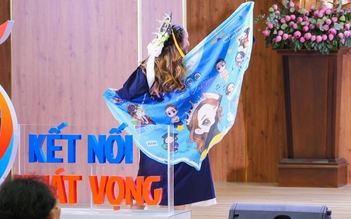 Mang hàng trăm huy chương, áo Messi lên nhận bằng tốt nghiệp: Dấu ấn riêng hay 'phông bạt'?