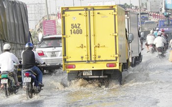 Triều cường cao bất ngờ, nhiều tuyến đường bị ngập