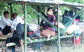 Lo động đất, dân lên núi dựng lều ở tạm