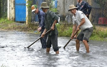 Dân tự đứng ra sửa huyện lộ xuống cấp