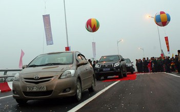 Thông xe cầu vượt trên đường đi sân bay Nội Bài