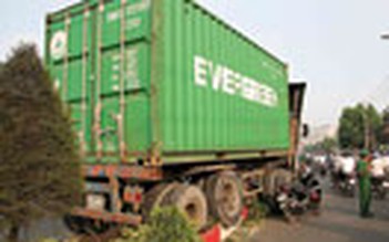 Mất thắng, xe container leo dải phân cách