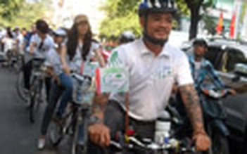 Trần Lập và thí sinh "The Voice" hào hứng đạp xe trao cây xanh