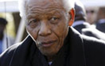 Ông Mandela nhập viện