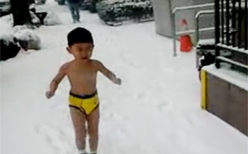 Phẫn nộ với ông bố bắt con 4 tuổi trần mình giữa trời tuyết