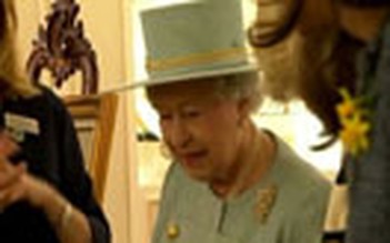 Nữ hoàng Anh bất ngờ đi mua sắm