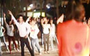 Thêm màn nhảy flash mob cầu hôn lãng mạn