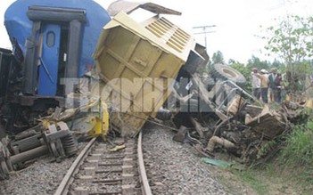 Tàu hỏa va chạm xe ben, hai toa tàu văng khỏi đường ray