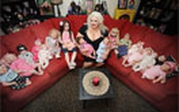 Chăm búp bê như con