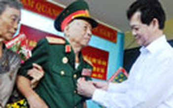 Trao Huân chương Độc lập hạng nhất cho trung tướng Nguyễn Văn Thạnh
