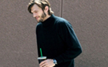 Ashton Kutcher bị "săm soi" với Steve Jobs