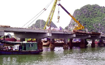 Cầu Bài Thơ “quây” bến tàu khách