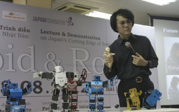 Chen chân xem trình diễn công nghệ robot Nhật