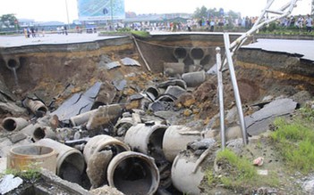 Hố "tử thần" trên đường Lê Văn Lương vẫn tiếp tục sụt lún