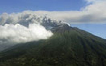 Núi lửa Gamalama phun tro bụi bao phủ thành phố Ternate