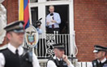 Ecuador chuyển ông Assange sang Thụy Điển?