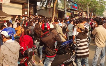 Cả ngàn người chờ mua vé xe tết