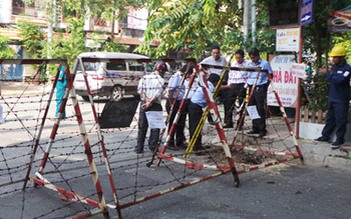 Khám nghiệm hiện trường vụ nổ ở mặt đường Bình Lợi