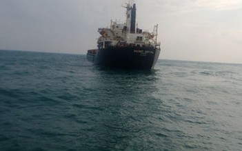 Một tàu nước ngoài trôi dạt ở biển Quảng Ngãi