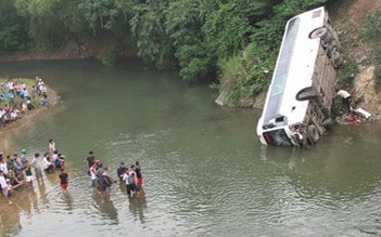 Xe khách lao xuống suối, 2 người chết, 3 người bị thương