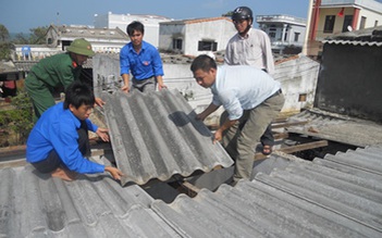 Giúp dân vùng khắc phục hậu quả bão