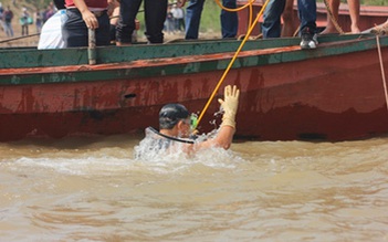 Thợ lặn chuyên nghiệp tìm nạn nhân bị bác sĩ vứt xác xuống sông