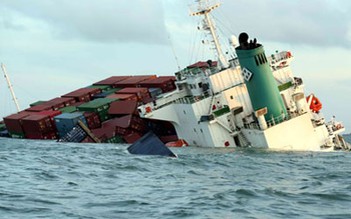 Khẩn trương trục vớt 32 container trong vụ chìm tàu