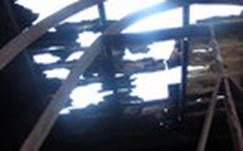 Chết thảm vì đổ xăng đốt nhà