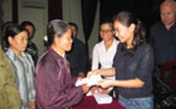 Ca sĩ Thu Minh giúp đỡ dân nghèo vùng lũ