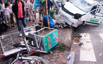 Taxi tông xe máy, 2 người trọng thương