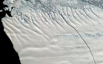 Tảng băng trôi khổng lồ đe dọa tàu thuyền