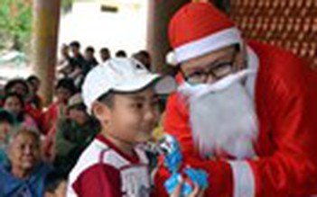 Tặng quà Giáng sinh cho trẻ em làng phong
