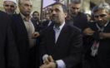 Tổng thống Iran bị ném giày ở Ai Cập