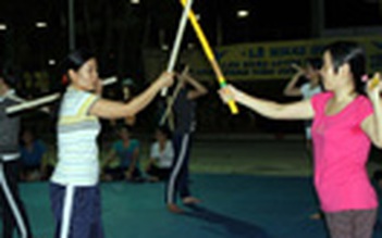 “Phe tóc dài” đua nhau học võ tự vệ