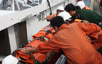 Ứng cứu ngư dân gặp nạn trên biển