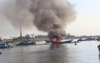 Cháy hai tàu cá, thiệt hại hàng tỉ đồng