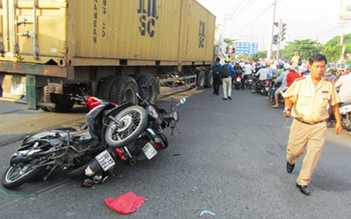 Xe đầu kéo container “trôi”, lôi 8 xe máy, 10 người bị thương