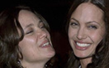 Angelina Jolie làm… mẹ của chính mình
