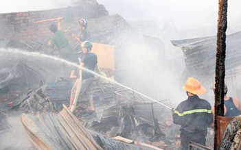 Cháy lớn thiêu rụi hơn 50 căn nhà