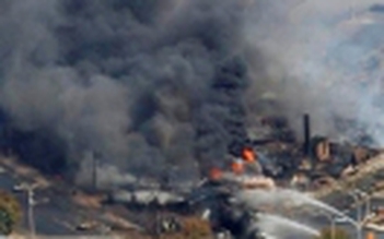 Xe lửa chở dầu phát nổ dữ dội, 50 người mất tích