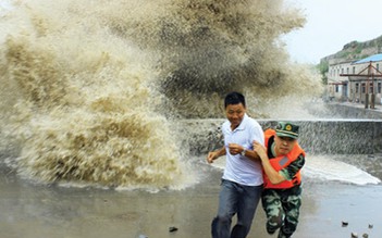 Khách Việt kẹt lũ ở Trung Quốc