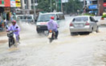 Đường phố Hạ Long thành sông sau các cơn mưa