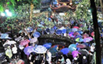 Hàng ngàn người đội mưa đến chùa làm lễ Vu lan