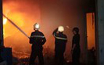 Cháy lớn tại kho chứa vải, nhiều công nhân thoát chết